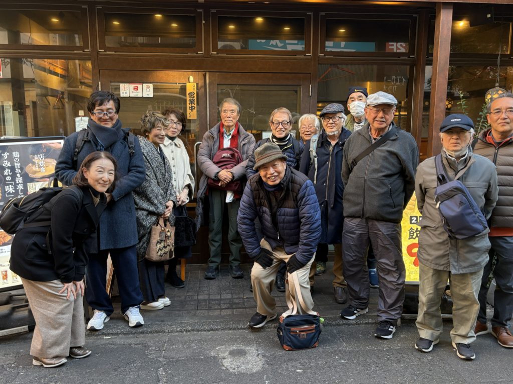 歴史部会　50回記念懇親会。会場の焼鳥屋の前での集合写真