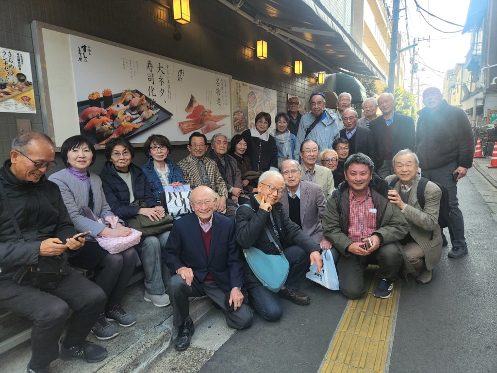 梅ヶ丘美登利寿司総本店の前での集合写真です。