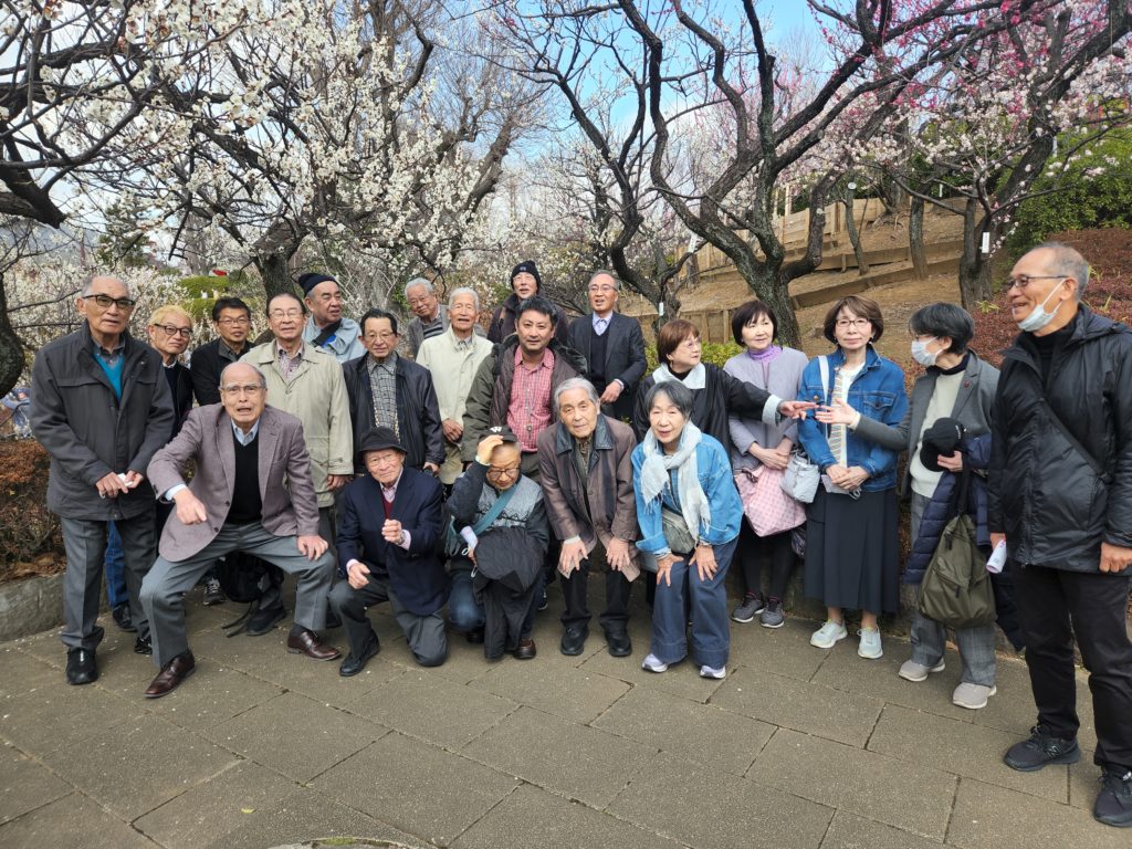 羽根木公園の梅の木を背景にした集合写真です